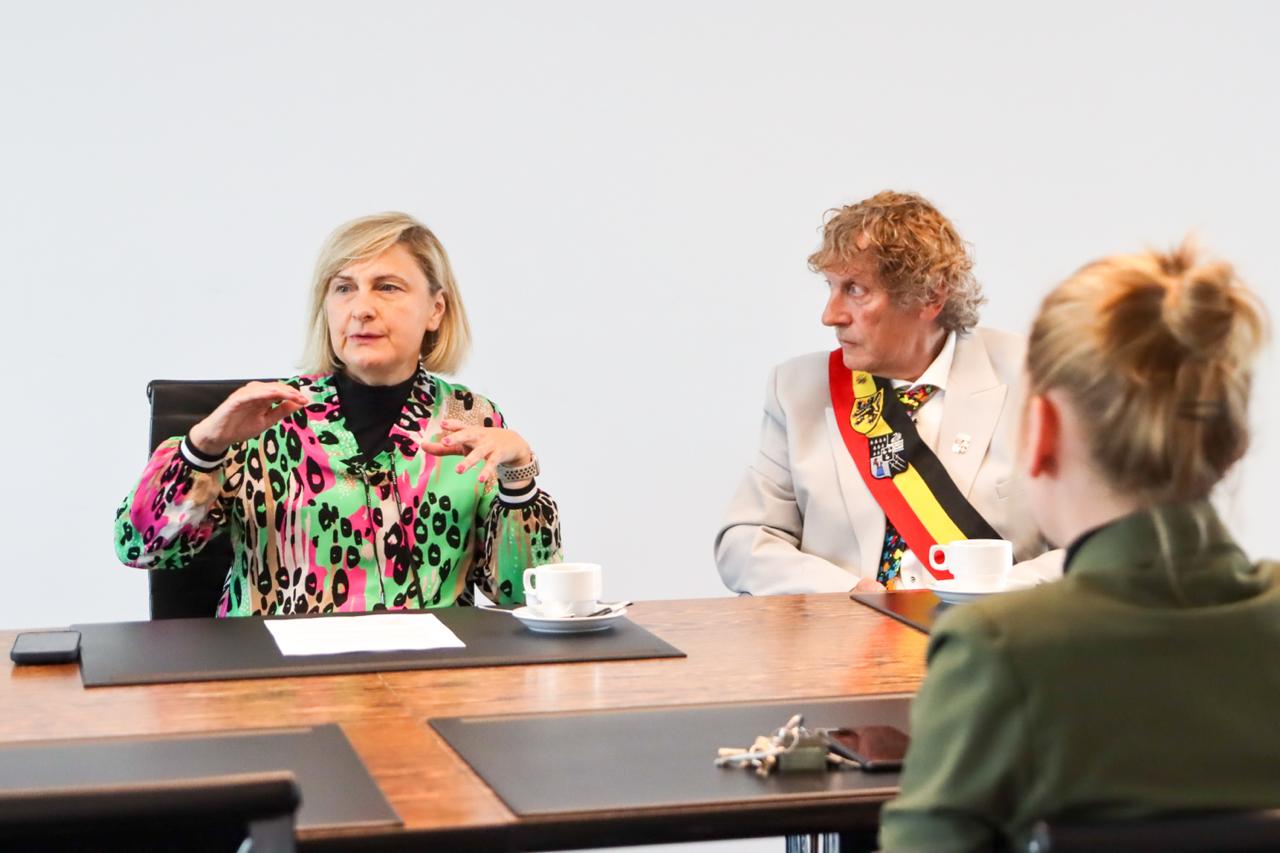 MINISTER CREVITS OP BEZOEK IN JABBEKE