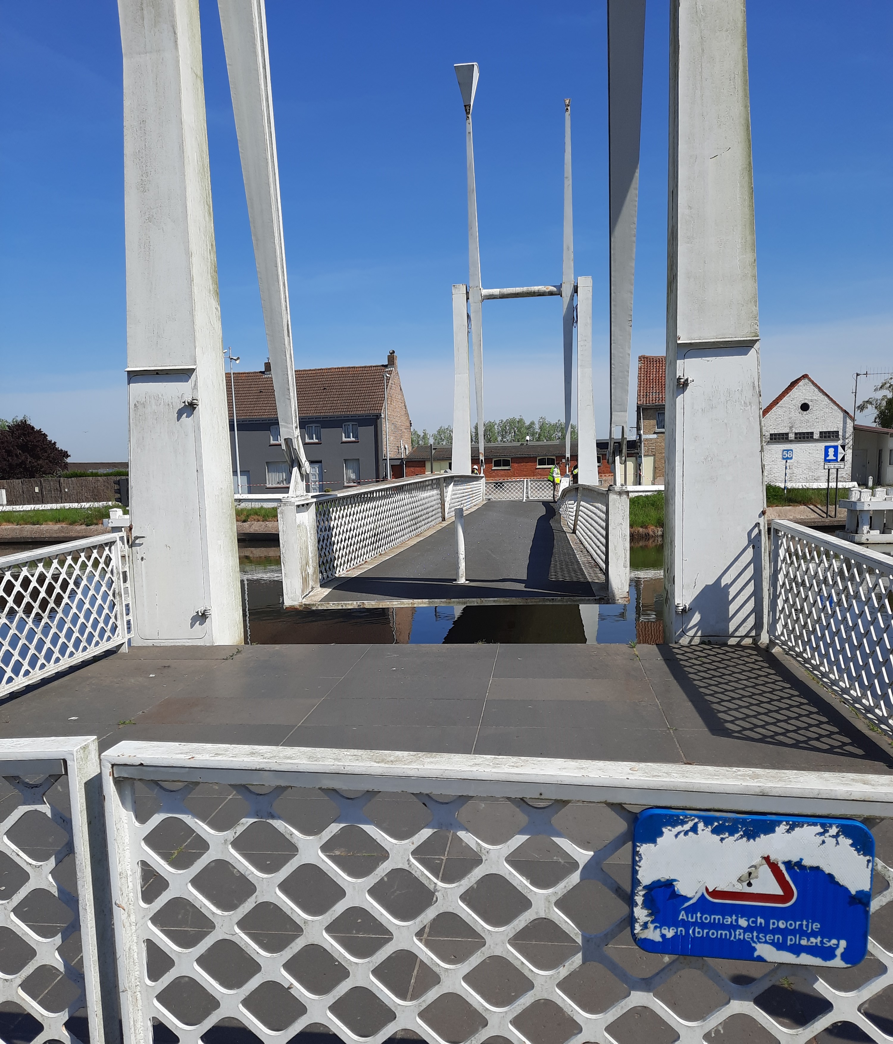 FIETSERS- EN VOETGANGERSBRUG STALHILLE DEFECT