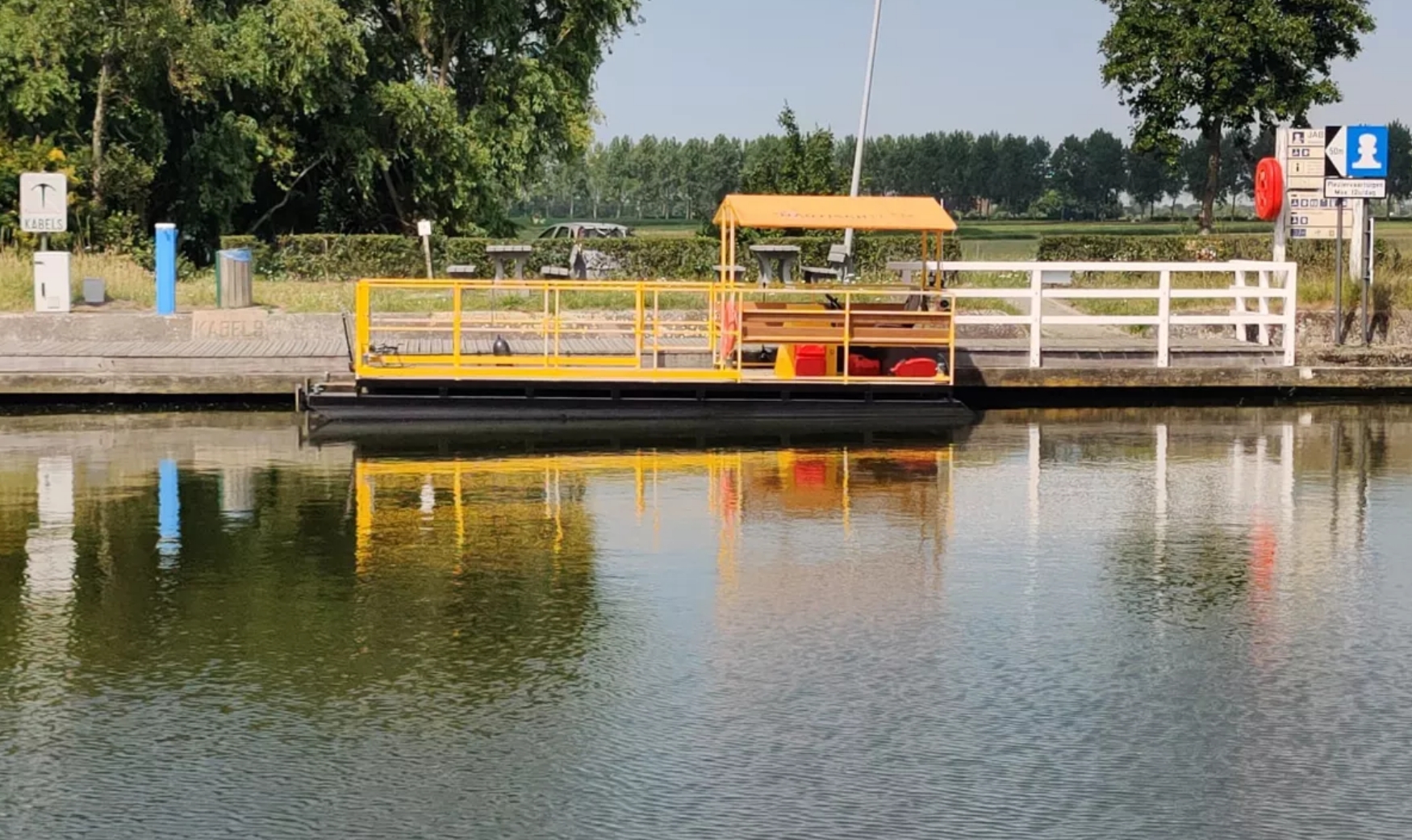 TIJDELIJKE VEERDIENST VERVANGT STALHILLEBRUG